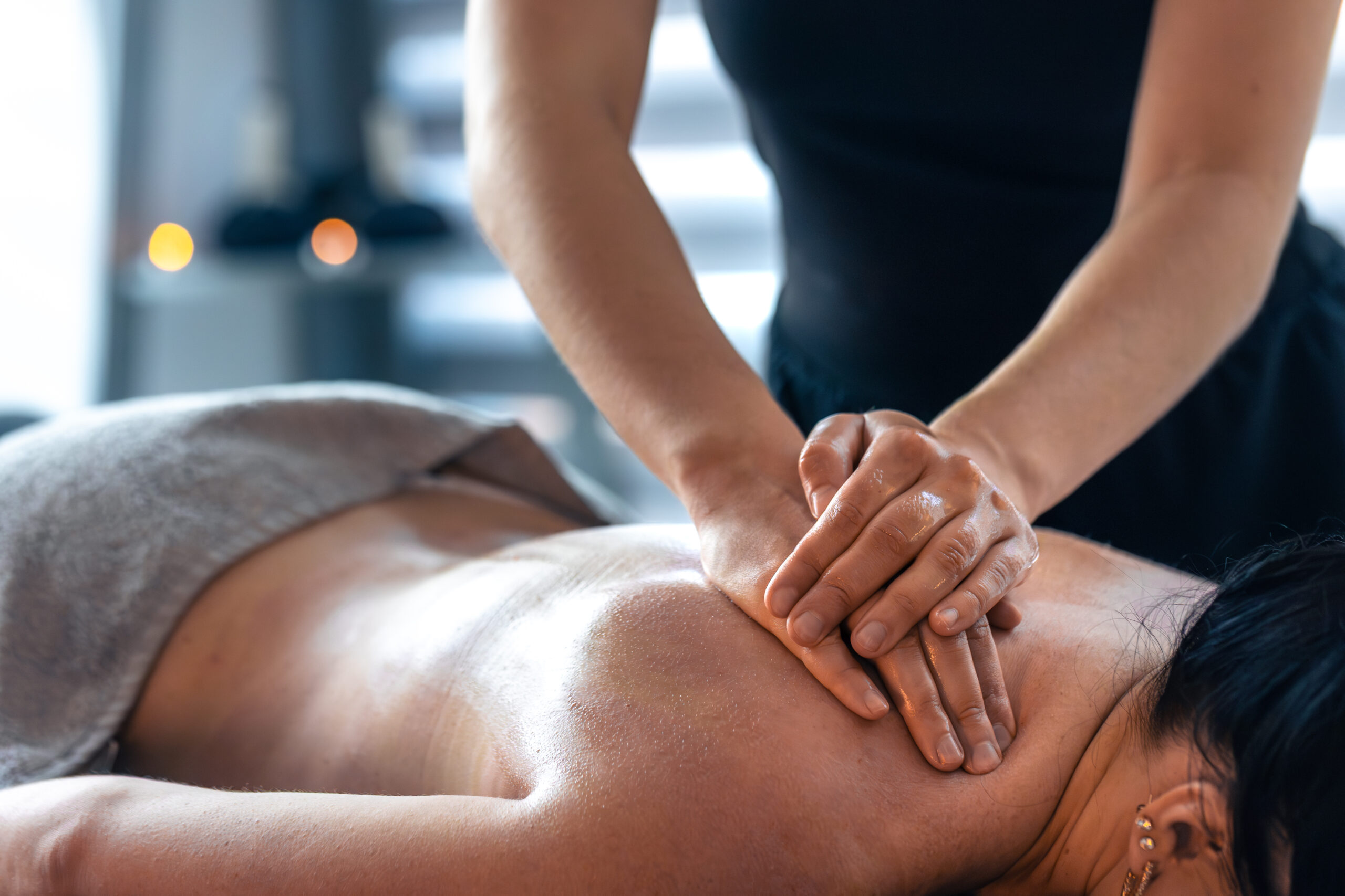 deep-back-massage-spa-double-touch-care Masseur applies pressure with both hands on the back, creating a calming spa ritual of wellness and relaxation. SSUCv3H4sIAAAAAAAAA41PQY6DMAz8i88gJVBR4CvVHgJxqFUgVWK2WqH8fR1Ktde9zXg8nvEOZKGHTrlKDZUqW924UmsnaGja0mlXXW1XNV2roABrGKHX9UWprq6rq7o0ApUqYDCRRuh3oHneIgfD5FfoRQm4WgwHREvsA5lZWCogsuEtYhSbsFFuT6Ie/HPvtue5FJTwuA0ZpOKfs68CzITr+JPvp1xkRnPE3UR6vBjDcmZ7vueKGT4DjbROZyd5xS9vvHrO3iOB/fgge5rfb9xJpiFnwfacvbFoT3kbFmL+0IDfhK+/7ZTSL53zZ3WEAQAA
